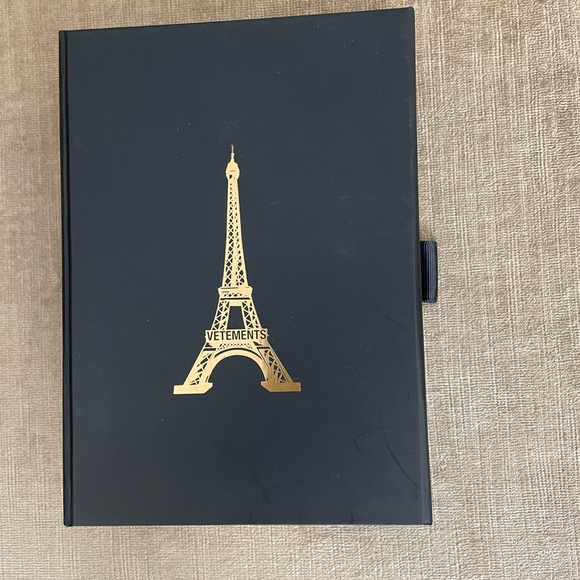 Designer VÊTEMENTS iPhone case - Picture 5 of 6